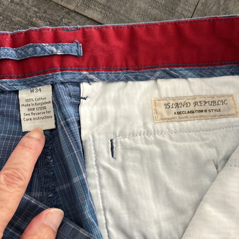 BUNDLE OF 3 PAIRS OF FLAT FRONT SHORTS SIZE 34. 2 BOLLE AND 1 ISLAND REPUBLIC - Picture 4 of 4